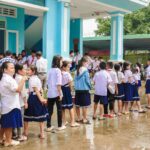 Veronica Ngo Instagram - Đợt về Trà Vinh này thật đặc biệt khi Vân được đồng hành cùng đoàn Nhịp tim Việt Nam xuống khám sàng lọc tim bẩm sinh cho các em nhỏ ở quê nhà của mình vào ngày 7 và 8/9 này. Lần này đoàn đã đến khám cho các em nhỏ ở các trường mầm non và tiểu học ở huyện Tiểu Cần, huyện Cầu Ngang, huyện Châu Thành, và đặc biệt có cả huyện Cầu Kè nơi Vân đã sinh ra và lớn lên. Thương lắm và rất mừng khi thấy trẻ con quê mình được khám tim miễn phí, giúp bảo vệ trái tim của các con. Nhớ lại những ngày tuổi thơ cơ cực thiếu thốn đủ thứ, mình càng cảm thấy hạnh phúc khi giờ đây đã có rất nhiều tấm lòng hảo tâm đang đồng hành để các con được chăm sóc sức khỏe và có được tương lai tốt đẹp hơn. Trong 2 ngày, đoàn khám cho hơn 2300 em bé và kịp thời phát hiện ra 3 ca mắc bệnh tim bẩm sinh, trong đó có 2 ca có chỉ định phẫu thuật và đang được hướng dẫn làm hồ sơ để các con sớm được phẫu thuật. Mong rằng mọi người sẽ cùng tiếp tục ủng hộ Vân và Nhịp tim Việt Nam để sớm tìm lại nhịp tim khỏe mạnh cho các con. Không chỉ ở Trà Vinh, Nhịp tim Việt Nam sẽ tiếp tục rong ruổi khắp các tỉnh thành để tìm kiếm và mang cơ hội chữa lành trái tim đến với những em nhỏ có hoàn cảnh khó khăn trên khắp mọi miền đất nước. Vân xin chân thành cảm ơn Hội Bảo trợ Người khuyết tật và Nạn nhân chất độc da cam/dioxin tỉnh Trà Vinh đã tạo điều kiện cho đoàn khám sàng lọc được về tỉnh nhà để khám tim cho các con. Cảm ơn các y bác sĩ của bệnh viện Tim Tâm Đức và đội ngũ khám sàng lọc tim của VinaCapital Foundation và Nhịp tim Việt Nam đã đồng hành cùng các con ở Trà Vinh trong 2 ngày vừa qua.