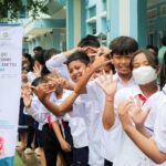 Veronica Ngo Instagram - Đợt về Trà Vinh này thật đặc biệt khi Vân được đồng hành cùng đoàn Nhịp tim Việt Nam xuống khám sàng lọc tim bẩm sinh cho các em nhỏ ở quê nhà của mình vào ngày 7 và 8/9 này. Lần này đoàn đã đến khám cho các em nhỏ ở các trường mầm non và tiểu học ở huyện Tiểu Cần, huyện Cầu Ngang, huyện Châu Thành, và đặc biệt có cả huyện Cầu Kè nơi Vân đã sinh ra và lớn lên. Thương lắm và rất mừng khi thấy trẻ con quê mình được khám tim miễn phí, giúp bảo vệ trái tim của các con. Nhớ lại những ngày tuổi thơ cơ cực thiếu thốn đủ thứ, mình càng cảm thấy hạnh phúc khi giờ đây đã có rất nhiều tấm lòng hảo tâm đang đồng hành để các con được chăm sóc sức khỏe và có được tương lai tốt đẹp hơn. Trong 2 ngày, đoàn khám cho hơn 2300 em bé và kịp thời phát hiện ra 3 ca mắc bệnh tim bẩm sinh, trong đó có 2 ca có chỉ định phẫu thuật và đang được hướng dẫn làm hồ sơ để các con sớm được phẫu thuật. Mong rằng mọi người sẽ cùng tiếp tục ủng hộ Vân và Nhịp tim Việt Nam để sớm tìm lại nhịp tim khỏe mạnh cho các con. Không chỉ ở Trà Vinh, Nhịp tim Việt Nam sẽ tiếp tục rong ruổi khắp các tỉnh thành để tìm kiếm và mang cơ hội chữa lành trái tim đến với những em nhỏ có hoàn cảnh khó khăn trên khắp mọi miền đất nước. Vân xin chân thành cảm ơn Hội Bảo trợ Người khuyết tật và Nạn nhân chất độc da cam/dioxin tỉnh Trà Vinh đã tạo điều kiện cho đoàn khám sàng lọc được về tỉnh nhà để khám tim cho các con. Cảm ơn các y bác sĩ của bệnh viện Tim Tâm Đức và đội ngũ khám sàng lọc tim của VinaCapital Foundation và Nhịp tim Việt Nam đã đồng hành cùng các con ở Trà Vinh trong 2 ngày vừa qua.