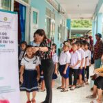 Veronica Ngo Instagram - Đợt về Trà Vinh này thật đặc biệt khi Vân được đồng hành cùng đoàn Nhịp tim Việt Nam xuống khám sàng lọc tim bẩm sinh cho các em nhỏ ở quê nhà của mình vào ngày 7 và 8/9 này. Lần này đoàn đã đến khám cho các em nhỏ ở các trường mầm non và tiểu học ở huyện Tiểu Cần, huyện Cầu Ngang, huyện Châu Thành, và đặc biệt có cả huyện Cầu Kè nơi Vân đã sinh ra và lớn lên. Thương lắm và rất mừng khi thấy trẻ con quê mình được khám tim miễn phí, giúp bảo vệ trái tim của các con. Nhớ lại những ngày tuổi thơ cơ cực thiếu thốn đủ thứ, mình càng cảm thấy hạnh phúc khi giờ đây đã có rất nhiều tấm lòng hảo tâm đang đồng hành để các con được chăm sóc sức khỏe và có được tương lai tốt đẹp hơn. Trong 2 ngày, đoàn khám cho hơn 2300 em bé và kịp thời phát hiện ra 3 ca mắc bệnh tim bẩm sinh, trong đó có 2 ca có chỉ định phẫu thuật và đang được hướng dẫn làm hồ sơ để các con sớm được phẫu thuật. Mong rằng mọi người sẽ cùng tiếp tục ủng hộ Vân và Nhịp tim Việt Nam để sớm tìm lại nhịp tim khỏe mạnh cho các con. Không chỉ ở Trà Vinh, Nhịp tim Việt Nam sẽ tiếp tục rong ruổi khắp các tỉnh thành để tìm kiếm và mang cơ hội chữa lành trái tim đến với những em nhỏ có hoàn cảnh khó khăn trên khắp mọi miền đất nước. Vân xin chân thành cảm ơn Hội Bảo trợ Người khuyết tật và Nạn nhân chất độc da cam/dioxin tỉnh Trà Vinh đã tạo điều kiện cho đoàn khám sàng lọc được về tỉnh nhà để khám tim cho các con. Cảm ơn các y bác sĩ của bệnh viện Tim Tâm Đức và đội ngũ khám sàng lọc tim của VinaCapital Foundation và Nhịp tim Việt Nam đã đồng hành cùng các con ở Trà Vinh trong 2 ngày vừa qua.