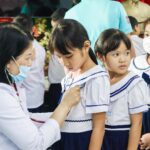 Veronica Ngo Instagram - Đợt về Trà Vinh này thật đặc biệt khi Vân được đồng hành cùng đoàn Nhịp tim Việt Nam xuống khám sàng lọc tim bẩm sinh cho các em nhỏ ở quê nhà của mình vào ngày 7 và 8/9 này. Lần này đoàn đã đến khám cho các em nhỏ ở các trường mầm non và tiểu học ở huyện Tiểu Cần, huyện Cầu Ngang, huyện Châu Thành, và đặc biệt có cả huyện Cầu Kè nơi Vân đã sinh ra và lớn lên. Thương lắm và rất mừng khi thấy trẻ con quê mình được khám tim miễn phí, giúp bảo vệ trái tim của các con. Nhớ lại những ngày tuổi thơ cơ cực thiếu thốn đủ thứ, mình càng cảm thấy hạnh phúc khi giờ đây đã có rất nhiều tấm lòng hảo tâm đang đồng hành để các con được chăm sóc sức khỏe và có được tương lai tốt đẹp hơn. Trong 2 ngày, đoàn khám cho hơn 2300 em bé và kịp thời phát hiện ra 3 ca mắc bệnh tim bẩm sinh, trong đó có 2 ca có chỉ định phẫu thuật và đang được hướng dẫn làm hồ sơ để các con sớm được phẫu thuật. Mong rằng mọi người sẽ cùng tiếp tục ủng hộ Vân và Nhịp tim Việt Nam để sớm tìm lại nhịp tim khỏe mạnh cho các con. Không chỉ ở Trà Vinh, Nhịp tim Việt Nam sẽ tiếp tục rong ruổi khắp các tỉnh thành để tìm kiếm và mang cơ hội chữa lành trái tim đến với những em nhỏ có hoàn cảnh khó khăn trên khắp mọi miền đất nước. Vân xin chân thành cảm ơn Hội Bảo trợ Người khuyết tật và Nạn nhân chất độc da cam/dioxin tỉnh Trà Vinh đã tạo điều kiện cho đoàn khám sàng lọc được về tỉnh nhà để khám tim cho các con. Cảm ơn các y bác sĩ của bệnh viện Tim Tâm Đức và đội ngũ khám sàng lọc tim của VinaCapital Foundation và Nhịp tim Việt Nam đã đồng hành cùng các con ở Trà Vinh trong 2 ngày vừa qua.