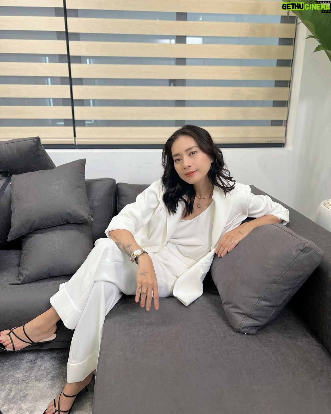 Veronica Ngo Instagram - Trời mưa mà mặc trắng coi kéo mút lên hong 🥰🥰🥰…