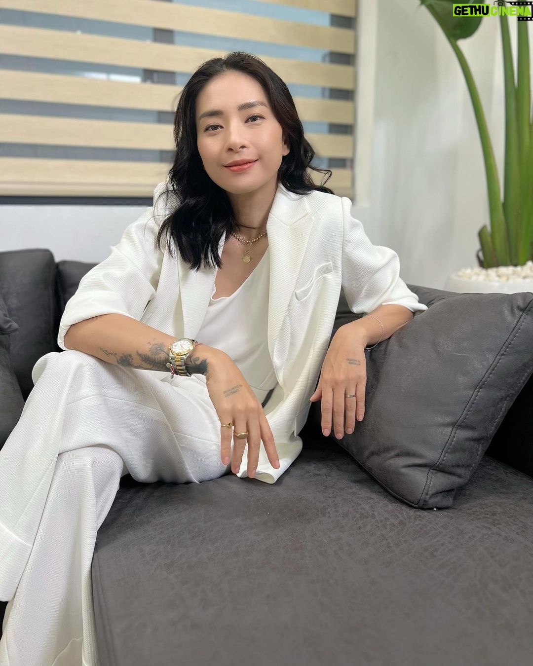 Veronica Ngo Instagram - Trời mưa mà mặc trắng coi kéo mút lên hong 🥰🥰🥰…