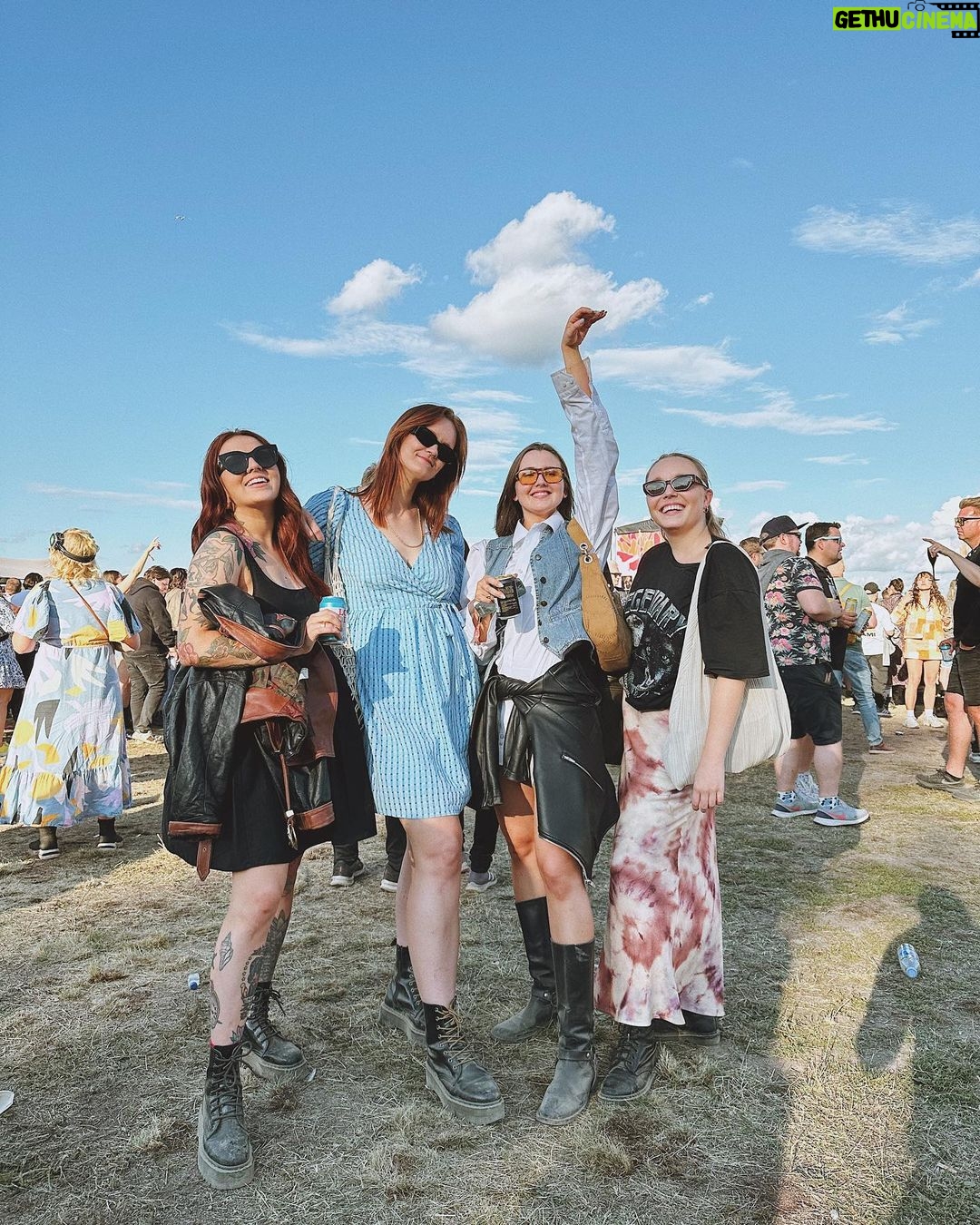 Veronica Verho Instagram - No olihan meillä niin kauheen kivaa! Kiitos @ruisrock ja (melkein joka vuosi) pettämätön ruissisää. ☀️🩷