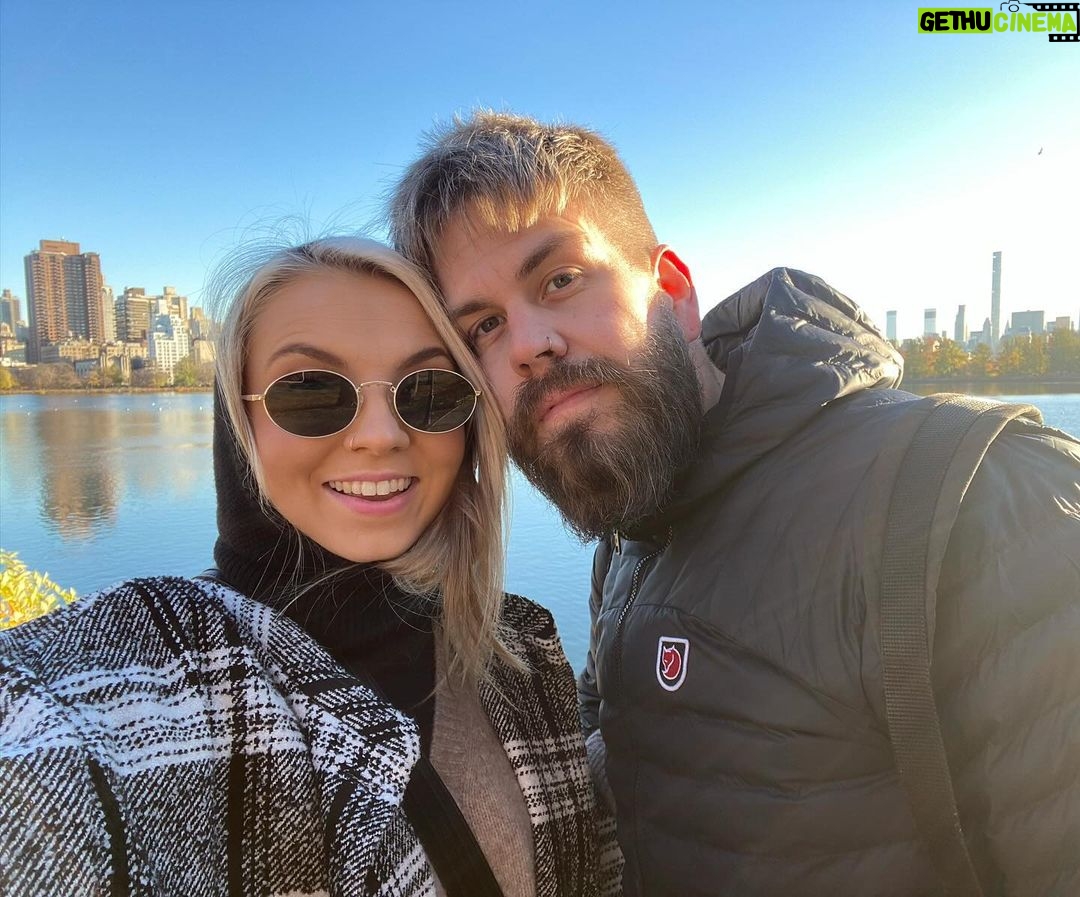 Veronica Verho Instagram - Olemme vuodenvaihteessa päättäneet päättää parisuhteemme. Aloitimme suhteemme hyvinä ystävinä 4 vuotta sitten ja sitä jatkamme tästä eteenpäin. On ollut ihanaa jakaa rakkauttamme ja elämäämme somessa kanssanne. Toivomme toisillemme ainoastaan hyvää. Ja koska iso huoli kaikilla kiinnittyy varmasti koiriin, niin ei hätää! He elävät ylvästä, kuninkaallista ja upeaa elämäänsä yhdessä meidän molempien kanssa jatkossakin. 🐶❤️