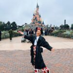 Veronica Verho Instagram - Ekaa kertaa Disneylandissa! 💫 Kaikki oli ihanaa söpöä mistä minä tietysti pidän kovasti! Hollywood tower hotel oli TODELLA kuumottava mut menisin uudestaan! Ruoka oli hyvää ja aurinko paistoi joten arvosanaksi täys kymppi. 🤩