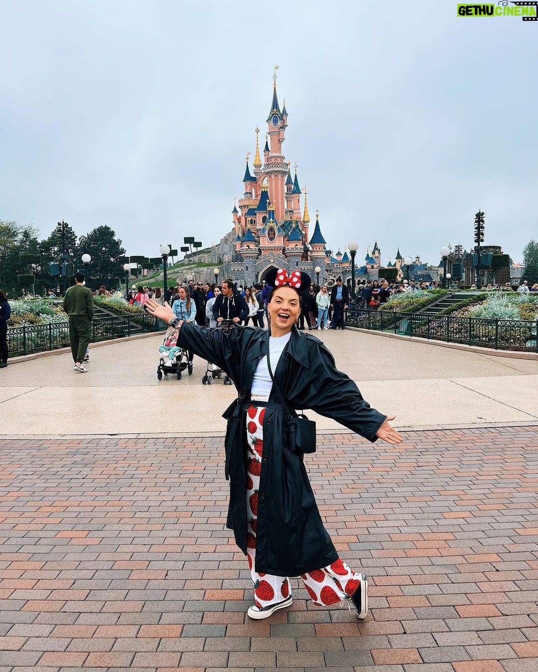 Veronica Verho Instagram - Ekaa kertaa Disneylandissa! 💫 Kaikki oli ihanaa söpöä mistä minä tietysti pidän kovasti! Hollywood tower hotel oli TODELLA kuumottava mut menisin uudestaan! Ruoka oli hyvää ja aurinko paistoi joten arvosanaksi täys kymppi. 🤩