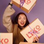 Veronica Verho Instagram - Mainos @lykosuomi Tänään piilotellaan 150€ arvoisia Lykon yllätyslaatikoita!  🤩🤩🤩 Lykon lippulaivamyymälä avataan Forumiin lauantaina 27.5. Luvassa on upeita avajaisetuja ja yllätysohjelmaa! 🩷Tämän kunniaksi järjestetään tänään kuvassa näkyvien pakettien yllätysjahti klo 13.00. Käydään piilottamassa paketteja Helsingin keskustaan, ja voin paljastaa, että osaa paketin sisällöstä pääset hyödyntämään Lykon myymälässä. 😍 Vihjeitä lahjojen olinpaikasta löydät mun stoorista! #lykosuomi