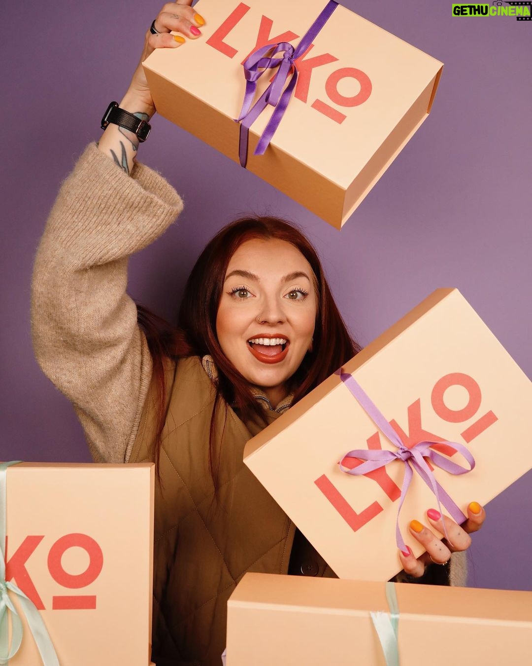 Veronica Verho Instagram - Mainos @lykosuomi Tänään piilotellaan 150€ arvoisia Lykon yllätyslaatikoita! 🤩🤩🤩 Lykon lippulaivamyymälä avataan Forumiin lauantaina 27.5. Luvassa on upeita avajaisetuja ja yllätysohjelmaa! 🩷Tämän kunniaksi järjestetään tänään kuvassa näkyvien pakettien yllätysjahti klo 13.00. Käydään piilottamassa paketteja Helsingin keskustaan, ja voin paljastaa, että osaa paketin sisällöstä pääset hyödyntämään Lykon myymälässä. 😍 Vihjeitä lahjojen olinpaikasta löydät mun stoorista! #lykosuomi