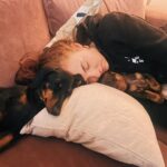 Veronica Verho Instagram - Viimiset 4 viikkoa kiteytettynä yhteen kuvaan. Aikaisia herätyksiä, ulkona ravaamista, ihailua, leikkiä ja tummia silmänalusia. ❤️