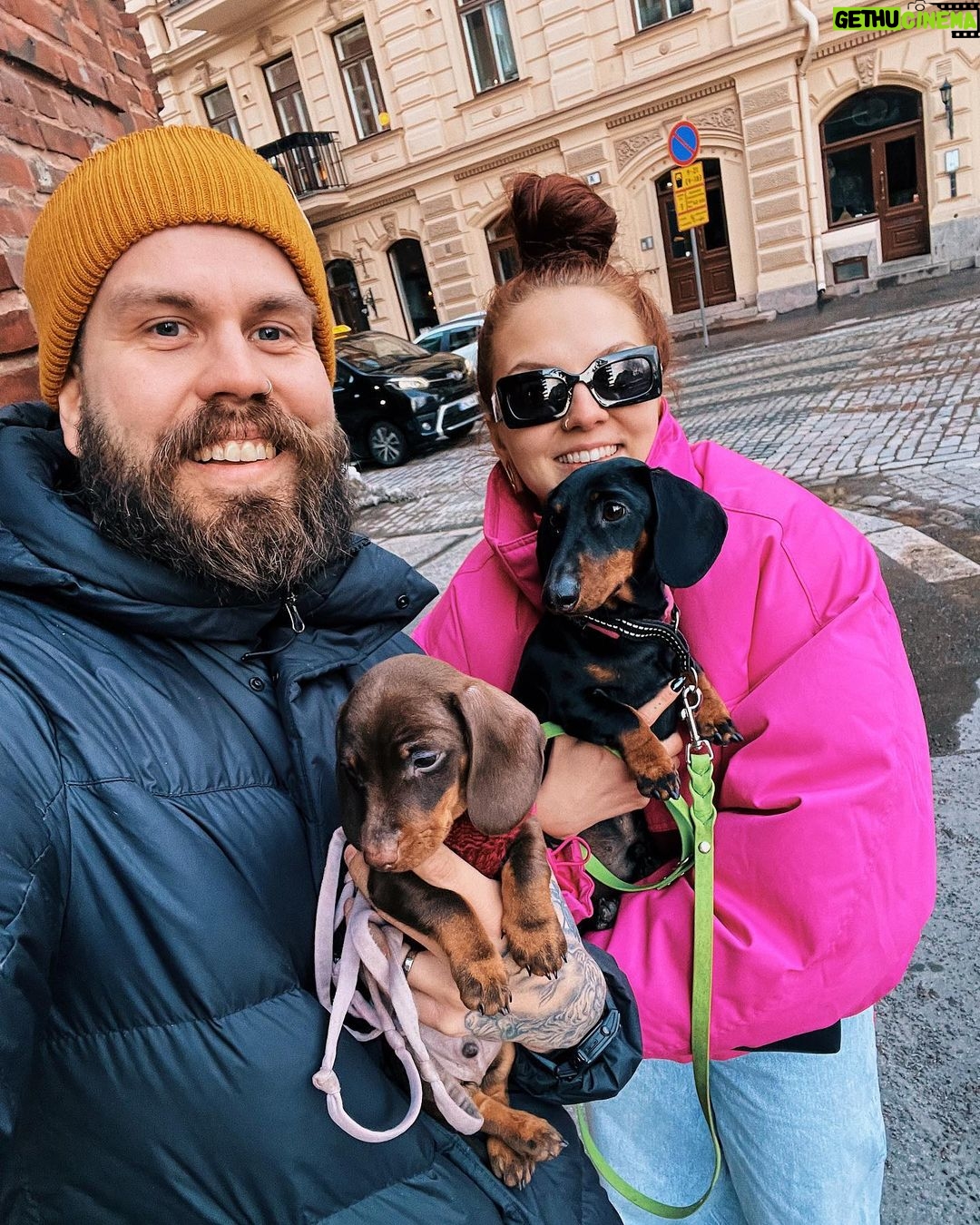 Veronica Verho Instagram - Käytiin koko perheen voimin äänestämässä! 🐶 Jos sä et käynyt itse ennakkoon äänestämässä niin muistahan tehä se sunnuntaina. ❤️