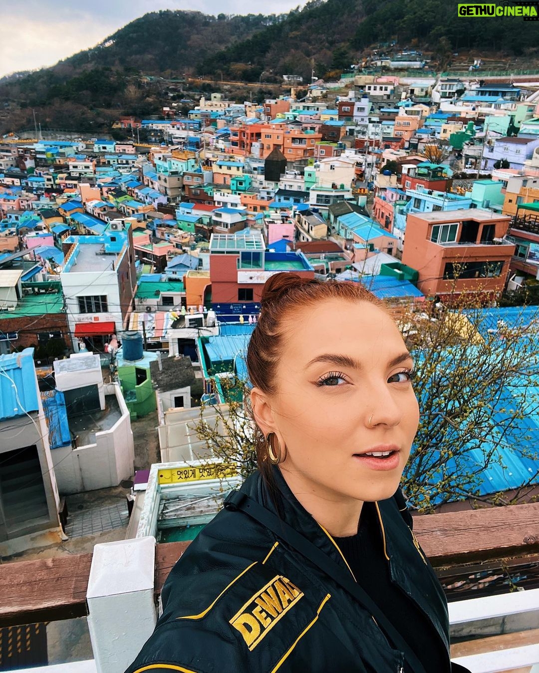 Veronica Verho Instagram - Ensimmäinen vlogi Soulista on nyt ulkona! 🇰🇷 Vietettiin päivää @tume kanssa pelaten kourakoneita ja testaten mielenkiintosia herkkuja. Videon lopusta löytyy myös hyvin spontaani esittely, mitä löytyy paikallisesta kaupasta. 😂🙈