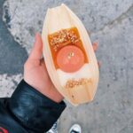 Veronica Verho Instagram - Santorini Busanissa. 🇰🇷 Vaikka tää oli tosi turistinen niin mun silmä lepäsi katsoessa näitä värikkäitä taloja. Nähtiin myös ekaa kertaa kukkivat kirsikkapuut ja se oli ihanaa. 🌸