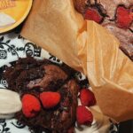 Veronica Verho Instagram - mainos @oddlygood Brownie WITH THE CARAMEL TWIST! Oddlygoodilta on saapunut jälkkäri uutuus kolmessa eri maussa. Ne vois itseassa kaikki yhdistää tähän, mutta itse käyti Creamy Caramelia. Se on kasvipohjainen ja tosi täytetäinen lisä tähän brownieen. 😍 Raati oli tälläkin kertaa tyytyväinen! Ohje: 200g tummaa suklaata 2,5 dl Oddlygood kaurajuomaa 2dl sokeria 1/2dl öljyä 3dl vehnäjauhoja 1tl leivinjauhetta ripaus suolaa Pintaan: 1 prk Valio Oddlygood Dessert dreamy caramel -tuotetta 100 g vadelmia Sulata suklaa varoen mikrossa tai vesihauteessa. Lisää sulan suklaan joukkoon loput ainekset. Sekoita taikina tasaiseksi. Levitä leivinpaperilla vuorattuun uunivuokaan (n. 25 x 18 cm). Lusikoi taikinan pintaan dreamy ja levitä se rennosti veitsellä marmoroiden. Ripottele pinnalle vadelmat. Paista 175 asteessa 30 min. NAUTI ❤️