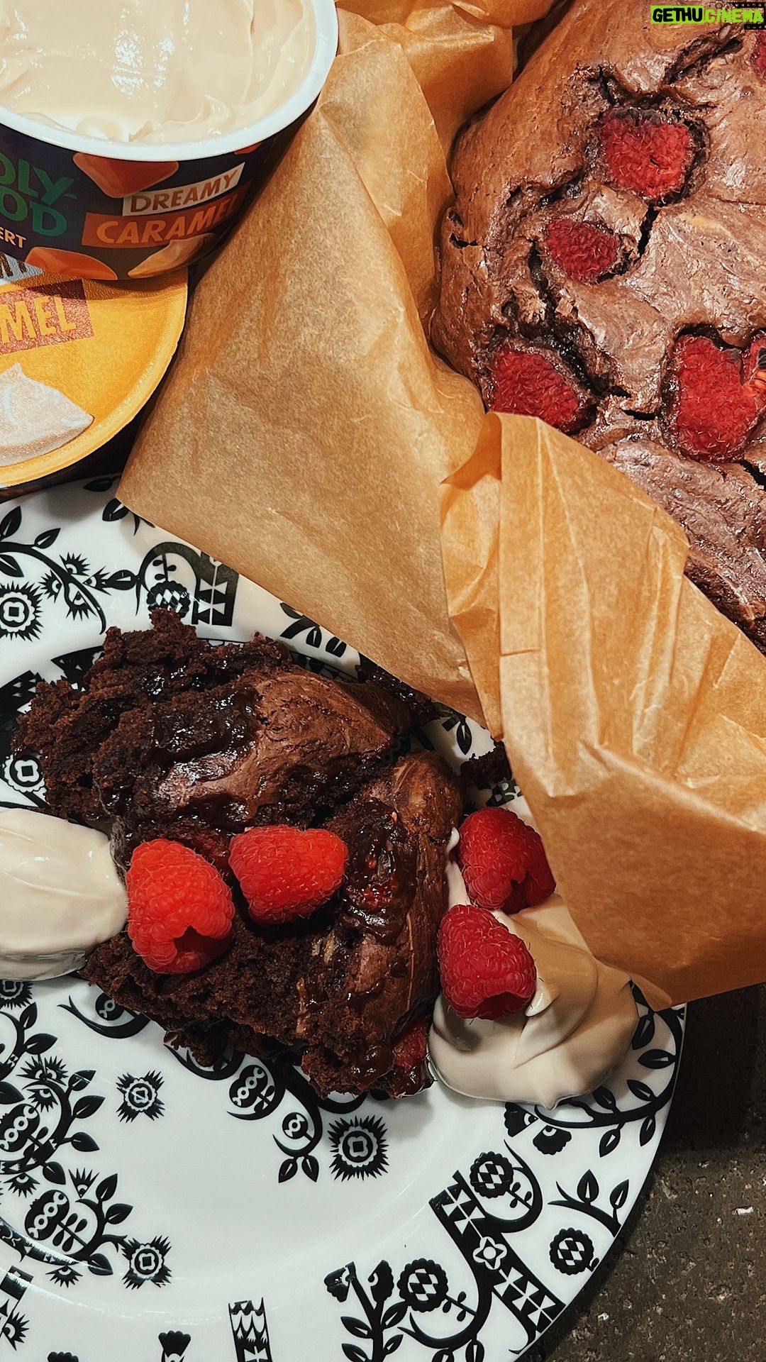 Veronica Verho Instagram - mainos @oddlygood Brownie WITH THE CARAMEL TWIST! Oddlygoodilta on saapunut jälkkäri uutuus kolmessa eri maussa. Ne vois itseassa kaikki yhdistää tähän, mutta itse käyti Creamy Caramelia. Se on kasvipohjainen ja tosi täytetäinen lisä tähän brownieen. 😍 Raati oli tälläkin kertaa tyytyväinen! Ohje: 200g tummaa suklaata 2,5 dl Oddlygood kaurajuomaa 2dl sokeria 1/2dl öljyä 3dl vehnäjauhoja 1tl leivinjauhetta ripaus suolaa Pintaan: 1 prk Valio Oddlygood Dessert dreamy caramel -tuotetta 100 g vadelmia Sulata suklaa varoen mikrossa tai vesihauteessa. Lisää sulan suklaan joukkoon loput ainekset. Sekoita taikina tasaiseksi. Levitä leivinpaperilla vuorattuun uunivuokaan (n. 25 x 18 cm). Lusikoi taikinan pintaan dreamy ja levitä se rennosti veitsellä marmoroiden. Ripottele pinnalle vadelmat. Paista 175 asteessa 30 min. NAUTI ❤️