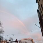 Veronica Verho Instagram - Tämä viikko oli pullollaan kivoja duuneja, ruokaa sekä yksi ilahduttava sateenkaari. Juhani maaliskuun väriksi valikoitui vihreä/turkoosi/sininen tai mikä ikinä tuo onkaan. 😂 Oon nyt onnellinen valosta ja lähetyvästä reissusta. 🤭