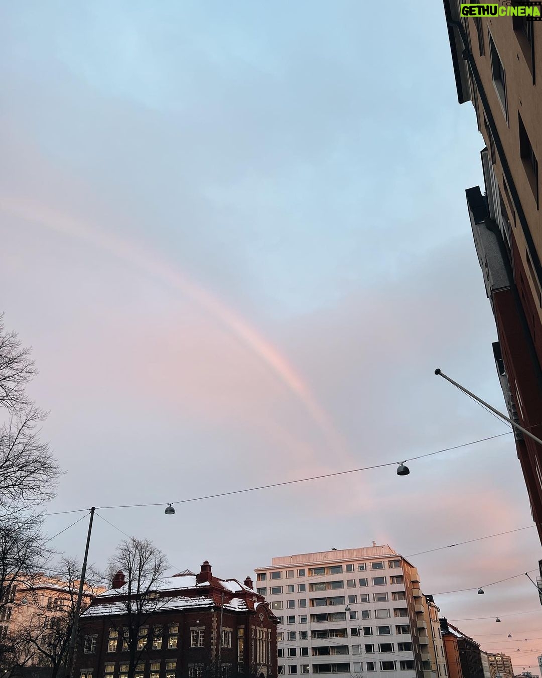 Veronica Verho Instagram - Tämä viikko oli pullollaan kivoja duuneja, ruokaa sekä yksi ilahduttava sateenkaari. Juhani maaliskuun väriksi valikoitui vihreä/turkoosi/sininen tai mikä ikinä tuo onkaan. 😂 Oon nyt onnellinen valosta ja lähetyvästä reissusta. 🤭