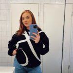 Veronica Verho Instagram - Kävin ekaa kertaa jumpalla koronan jälkeen ja ostin myös vikat joululahjat. Värjäsin myös kulmat joten joulupukki im ready! 🎅🏽 Tää upea paita on muuten saatu lahjaksi @justudios.online 🥹 Tää on tehty Suomessa 100% italialaisesta merinovillasta ja on aivan ihana. 💖