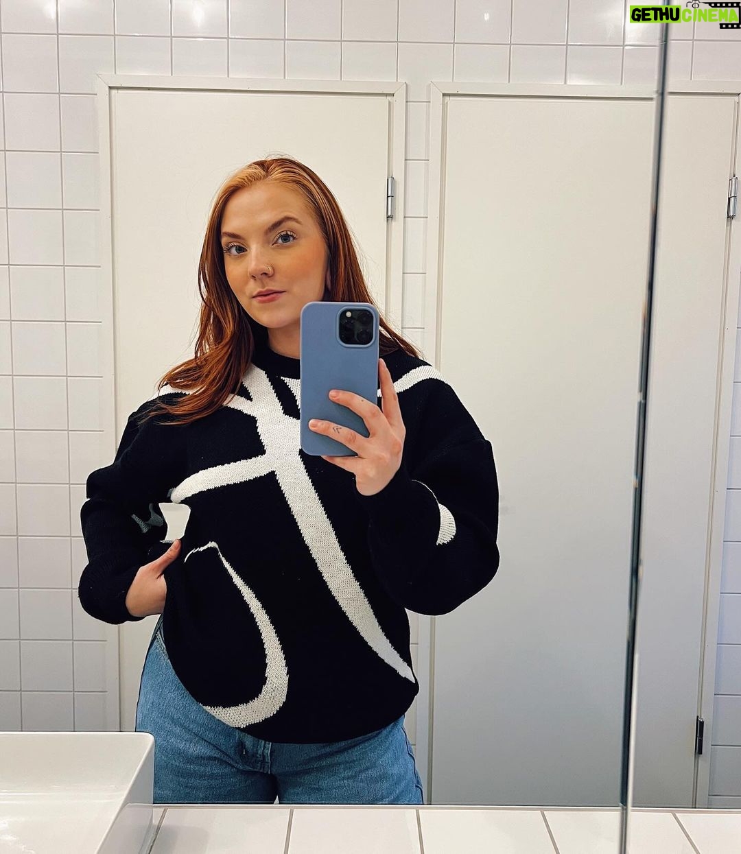 Veronica Verho Instagram - Kävin ekaa kertaa jumpalla koronan jälkeen ja ostin myös vikat joululahjat. Värjäsin myös kulmat joten joulupukki im ready! 🎅🏽 Tää upea paita on muuten saatu lahjaksi @justudios.online 🥹 Tää on tehty Suomessa 100% italialaisesta merinovillasta ja on aivan ihana. 💖