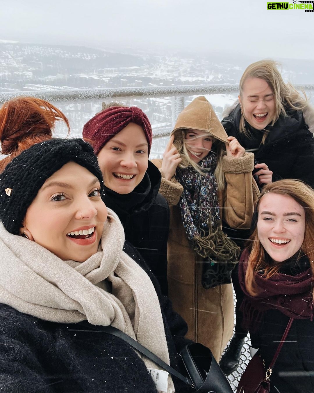 Veronica Verho Instagram - Olin viettämässä iiiihanaa viikonloppua Kuopiossa. ❤️ Katsastettiin Puijon torni, syötiin kalakukkoa SEKÄ mustikkakukkoa ja pelattiin ainakin 100 kierrosta Smart10. Onnea on ystävät kenen kanssa on saanut kasvaa koko elämänsä yhdessä. 🥹