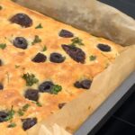 Veronica Verho Instagram - Mainos @boschhomesuomi 🥰 Tänään tehdään mun lempileipä, focaccia. Tein tätä teininä siis hyvinkin usein, mutta aina oli vähän ongelmia kohotuksen kanssa, koska taikina kuivuu helposti. Testasin ensimmäistä kertaa meidän Boschin yhdistelmähöyryuunin kohotusohjelmaa, joka paljastui upeaksi ominaisuudeksi. Tulee varmuudella hyvä taikina! 😂❤️ Resepti: ½ pkt tuorehiivaa 3½ dl vettä 3 rkl oliiviöljyä 1½ tl suolaa 1 rkl hunajaa tai sokeria 5 dl puolikarkeita vehnäjauhoja 2 dl durumvehnäjauhoja Päälle aurinkokuivattuja tomaatteja, oliiveja, yrttejä, merisuolaa ja oliiviöljyä. Yhdistä kädenlämpöinen vesi ja hiiva. Anna hiivan liueta ja lisää oliiviöljy, suola ja hunaja. Sekoita nesteiden sekaan jauhoseos ja anna kohota 30 min. Siirrä kohonnut taikina pellille ja kohota uudestaan 30 min. Painele kohonneen taikinan päälle reikiä jauhoisilla sormilla, lisää täytteet, sormisuola ja oliiviöljy. Paista uunin keskitasolla 225 asteessa 10-15 min. NAUTI! #boschhomesuomi #likeabosch
