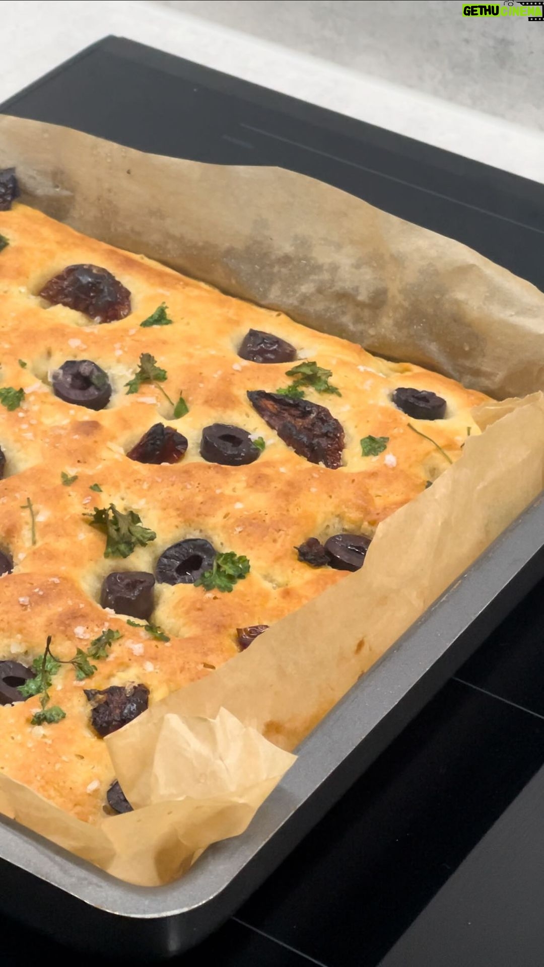 Veronica Verho Instagram - Mainos @boschhomesuomi đ„° TĂ€nÀÀn tehdÀÀn mun lempileipĂ€, focaccia. Tein tĂ€tĂ€ teininĂ€ siis hyvinkin usein, mutta aina oli vĂ€hĂ€n ongelmia kohotuksen kanssa, koska taikina kuivuu helposti. Testasin ensimmĂ€istĂ€ kertaa meidĂ€n Boschin yhdistelmĂ€höyryuunin kohotusohjelmaa, joka paljastui upeaksi ominaisuudeksi. Tulee varmuudella hyvĂ€ taikina! đâ€ïž Resepti: œ pkt tuorehiivaa 3œ dl vettĂ€ 3 rkl oliiviöljyĂ€ 1œ tl suolaa 1 rkl hunajaa tai sokeria 5 dl puolikarkeita vehnĂ€jauhoja 2 dl durumvehnĂ€jauhoja PÀÀlle aurinkokuivattuja tomaatteja, oliiveja, yrttejĂ€, merisuolaa ja oliiviöljyĂ€. YhdistĂ€ kĂ€denlĂ€mpöinen vesi ja hiiva. Anna hiivan liueta ja lisÀÀ oliiviöljy, suola ja hunaja. Sekoita nesteiden sekaan jauhoseos ja anna kohota 30 min. SiirrĂ€ kohonnut taikina pellille ja kohota uudestaan 30 min. Painele kohonneen taikinan pÀÀlle reikiĂ€ jauhoisilla sormilla, lisÀÀ tĂ€ytteet, sormisuola ja oliiviöljy. Paista uunin keskitasolla 225 asteessa 10-15 min. NAUTI! #boschhomesuomi #likeabosch