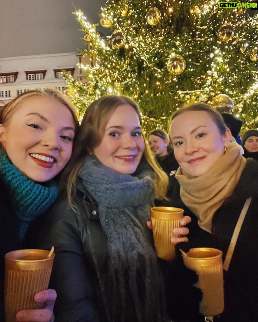 Veronica Verho Instagram - Sain puolet kaasoistani mukaan Tallinnaan viikonlopuksi! ❤️ Käytiin joulutorilla, nautittiin ruoat ja soviteltiin mekkoja. 😍