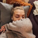 Veronica Verho Instagram - Hyvä meininki täällä! Meille kävi nimittäin näin: viikonloppuna makasin sohvalla ja huomasin yhtäkkiä verta sohvassa ja matoissa. Riensin äkkiä vanhemman koiran luokse, jotenkin intuitio sanoi et hälle on jotain sattunut. Kynsi oli lähtenyt KOKONAISENA irti ja tästä syystä tietysti vuoti verta. En tiedä vieläkään miten kynsi lähti irti ja koira ei inahtanutkaan kun kynsi irtosi. Itse tietysti pelästyin eniten tilannetta. Seuraavana päivänä eläinlääkäriin, rauhoitettiin, tarkastettiin ja saatiin kipulääkettä. Tassu pitää suojata jokaiselle lenkille, joten kävin ostamassa vauvojen sukkia tähän. 😂 Nyt Matti painaa töttörö päässä seuraavat pari viikkoa. Lauantaina suunnattiin ystävän synttäreille ja tuliaisena sieltä kannoin kotiin flunssan. Oon yrittäny kaikilla mahdollisilla tavoilla väistellä pöpöjä lähiaikoina, mutta epäonnistun siinä näköjään joka ikinen vuosi. EIKÄ AUTTANU VAIKKA JOKA PÄIVÄ SÖIN SINKKIÄ. 😂 Tuli silti perkule. Nyt me ollaan kaikki flunssassa ja yhden päässä töttörö. Yksi hyppii pitkin seiniä (ei Juhani) ja oon yrittäny keksiä kaikki maailman keinot purkaa sitä. Leikkinyt oman jaksamisen mukaan, piilottanut nameja, pakastanut ruokia, antanut paljon luita. 😂 Toiselle sitonu vauvan sukkia ja muovipusseja tassuun maalarinteipillä. Sairastelun iloina on toiminu uus Super Mario Wonder SAIRAAN HYVÄ PELI!!!!!!!!! Ja paahtoleipä pelkällä voilla. Best.