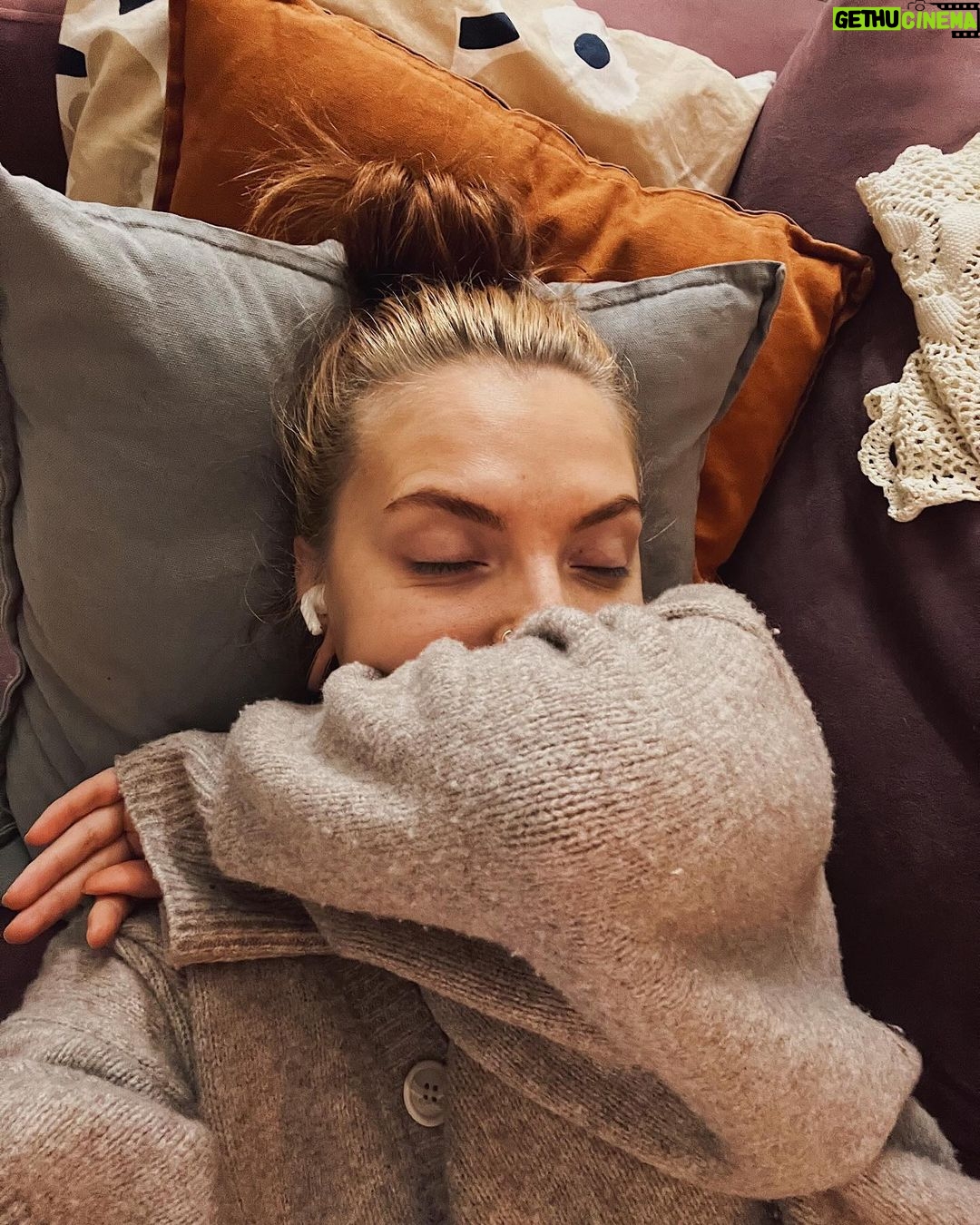 Veronica Verho Instagram - Hyvä meininki täällä! Meille kävi nimittäin näin: viikonloppuna makasin sohvalla ja huomasin yhtäkkiä verta sohvassa ja matoissa. Riensin äkkiä vanhemman koiran luokse, jotenkin intuitio sanoi et hälle on jotain sattunut. Kynsi oli lähtenyt KOKONAISENA irti ja tästä syystä tietysti vuoti verta. En tiedä vieläkään miten kynsi lähti irti ja koira ei inahtanutkaan kun kynsi irtosi. Itse tietysti pelästyin eniten tilannetta. Seuraavana päivänä eläinlääkäriin, rauhoitettiin, tarkastettiin ja saatiin kipulääkettä. Tassu pitää suojata jokaiselle lenkille, joten kävin ostamassa vauvojen sukkia tähän. 😂 Nyt Matti painaa töttörö päässä seuraavat pari viikkoa. Lauantaina suunnattiin ystävän synttäreille ja tuliaisena sieltä kannoin kotiin flunssan. Oon yrittäny kaikilla mahdollisilla tavoilla väistellä pöpöjä lähiaikoina, mutta epäonnistun siinä näköjään joka ikinen vuosi. EIKÄ AUTTANU VAIKKA JOKA PÄIVÄ SÖIN SINKKIÄ. 😂 Tuli silti perkule. Nyt me ollaan kaikki flunssassa ja yhden päässä töttörö. Yksi hyppii pitkin seiniä (ei Juhani) ja oon yrittäny keksiä kaikki maailman keinot purkaa sitä. Leikkinyt oman jaksamisen mukaan, piilottanut nameja, pakastanut ruokia, antanut paljon luita. 😂 Toiselle sitonu vauvan sukkia ja muovipusseja tassuun maalarinteipillä. Sairastelun iloina on toiminu uus Super Mario Wonder SAIRAAN HYVÄ PELI!!!!!!!!! Ja paahtoleipä pelkällä voilla. Best.
