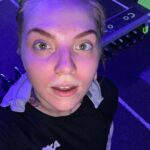 Veronica Verho Instagram - Hei joskus oli joku no filter -haaste niin tässä sille vaikka vähän jatkoa. Tässä mun kirkkaan punainen naama jokaisen treenin jälkeen. Oon jakanut näitä välillä stoorien puolella ja musta on ihanaa kun olette laittaneet niistä positiivista palautetta. Mä näytän siis aina tältä kovan treenin jälkeen. 😂 Musta on ihan normaalia näyttää treenin jälkeen aivan räjähtäneeltä. Jos on ollut vähän rauhallisempi setti niin välttämättä naaman väri ei lähentele paloautoa näin räikeästi mut silti. Oon ymmärtänyt, että useampaa teistä on saattanut hävettää kasvojen punaisuus, hikisyys, läikikkyys salin jälkeen mut mä saan ainakin itse tosi hyvää fiilistä siitä. Tuli tehtyä ja se näkyy! ❤️ Ps. Jos jollain on faktatietoa siitä miksi mun suun ympärille tulee aina salin jälkeen tuo valkoinen kolmio niin otan tietoa vastaan. Jos oon ymmärtänyt oikein niin se liittyy jotenkin hapenottokykyyn? 🫣