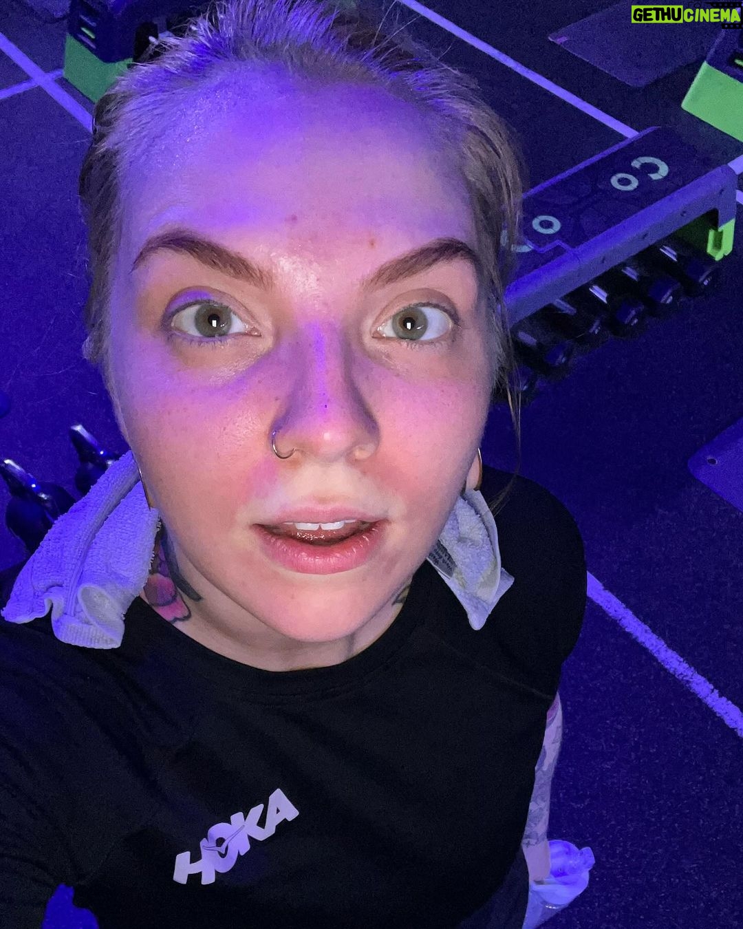 Veronica Verho Instagram - Hei joskus oli joku no filter -haaste niin tässä sille vaikka vähän jatkoa. Tässä mun kirkkaan punainen naama jokaisen treenin jälkeen. Oon jakanut näitä välillä stoorien puolella ja musta on ihanaa kun olette laittaneet niistä positiivista palautetta. Mä näytän siis aina tältä kovan treenin jälkeen. 😂 Musta on ihan normaalia näyttää treenin jälkeen aivan räjähtäneeltä. Jos on ollut vähän rauhallisempi setti niin välttämättä naaman väri ei lähentele paloautoa näin räikeästi mut silti. Oon ymmärtänyt, että useampaa teistä on saattanut hävettää kasvojen punaisuus, hikisyys, läikikkyys salin jälkeen mut mä saan ainakin itse tosi hyvää fiilistä siitä. Tuli tehtyä ja se näkyy! ❤️ Ps. Jos jollain on faktatietoa siitä miksi mun suun ympärille tulee aina salin jälkeen tuo valkoinen kolmio niin otan tietoa vastaan. Jos oon ymmärtänyt oikein niin se liittyy jotenkin hapenottokykyyn? 🫣
