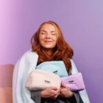 Veronica Verho Instagram - Mainos @lykosuomi 🩷 Muumit on kuin lämmin halaus ja varsinkin nää uudet Moomin x By Lyko Spa kitit on. 🥹 Pörröisiä ja pehmoisia pussukoita täynnä ihania tuotteita kera huumaavien tuoksujen. Pussukat sisältävät suihkugeelin, kuorinta-aineen sekä ihoa kosteuttavan vartalo-soufflen. Tuoksuina toimivat vihreä tee, omenamimosa sekä sitrus, ja varsinkin omenamimosan tuoksu laittoi mut ihan transsiin haha. 🙈🩷 Voin luvata, että jos joululahjat vielä uupuu niin tällaisen lahjan saaja ei voi olla muuta, kuin tuhannen onnellinen. Kaikki pussukat löydät nyt Lykon verkkokaupasta sekä tietysti Forumin kivijalkamyymälästä! 😘 #lykosuomi #moominbylyko