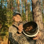 Veronica Verho Instagram - NO NYT LÖYTY !!!! Mustatorvisieniä on oikeasti maailman vaikein löytää ja siis voi herranjumala sitä onnen määrää kun niitä oli yhtäkkiä ämpärissä. Oikeesti sienestys BEST EVÖ. 🍄