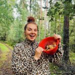 Veronica Verho Instagram - Aina yhtä ylpeä! Viime vuonna löydettiin kantsuja muutaman tunnin etsimisen jälkeen. Suunnattiin tänä vuonna samoille mestoille ja määrä oli tuplaantunut! Ekana soitin mummille ja esittelin ylpeenä. 😂