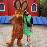 Veronica Verho Instagram - Kohdattiin taas hyvän ystäväni kanssa kolmen vuoden tauon jälkeen! 🤩 Nipsulla on kultainen sydän! 💛 Muumimaailma - Moominworld