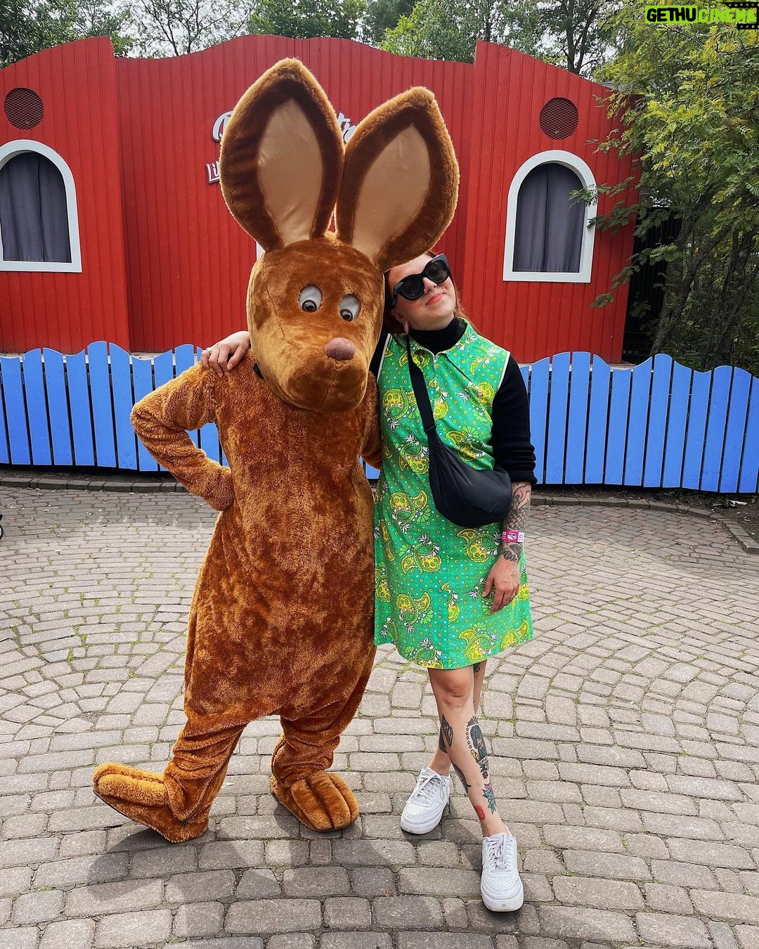 Veronica Verho Instagram - Kohdattiin taas hyvän ystäväni kanssa kolmen vuoden tauon jälkeen! 🤩 Nipsulla on kultainen sydän! 💛 Muumimaailma - Moominworld