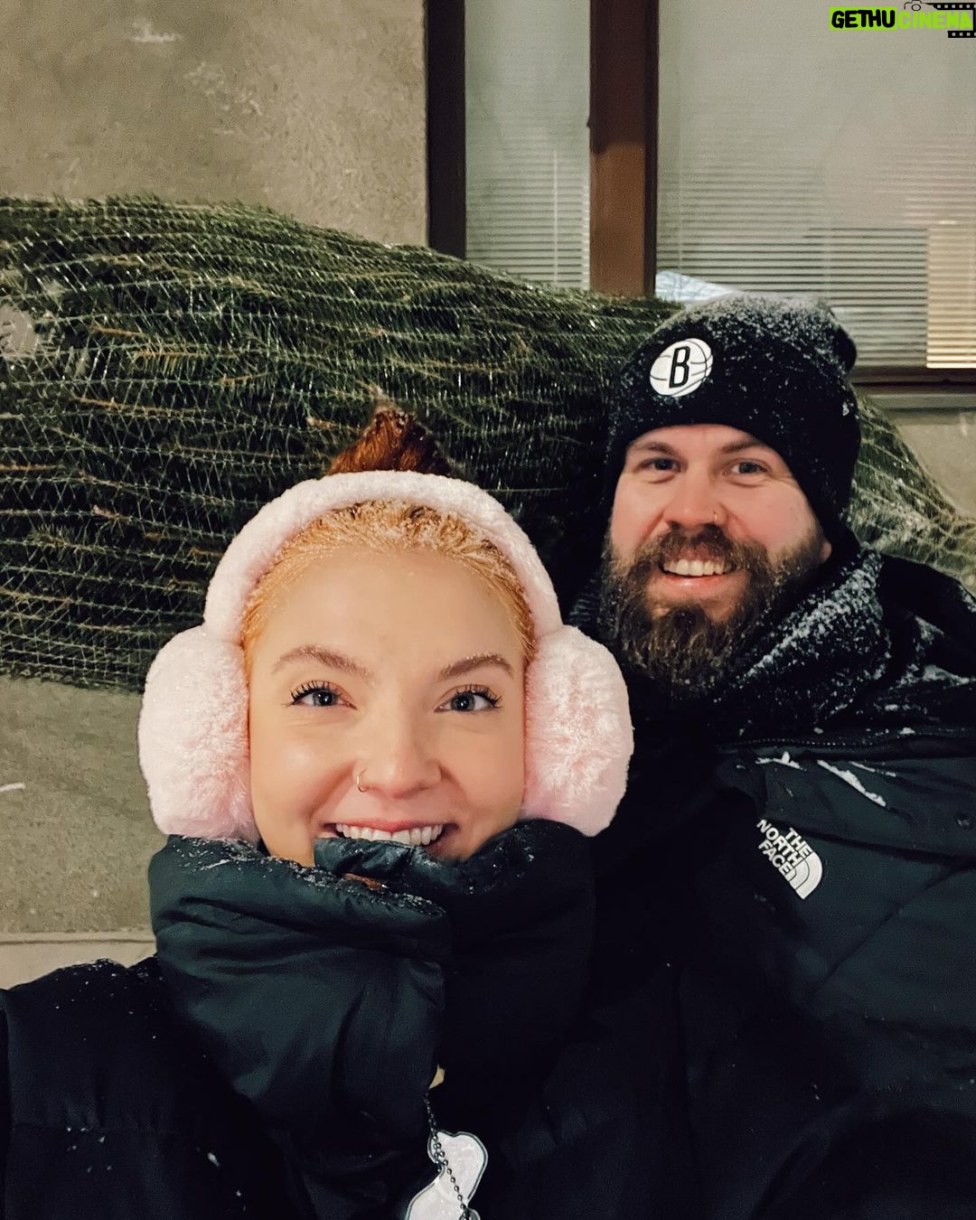 Veronica Verho Instagram - Haettiin joulukuusi 🎄
