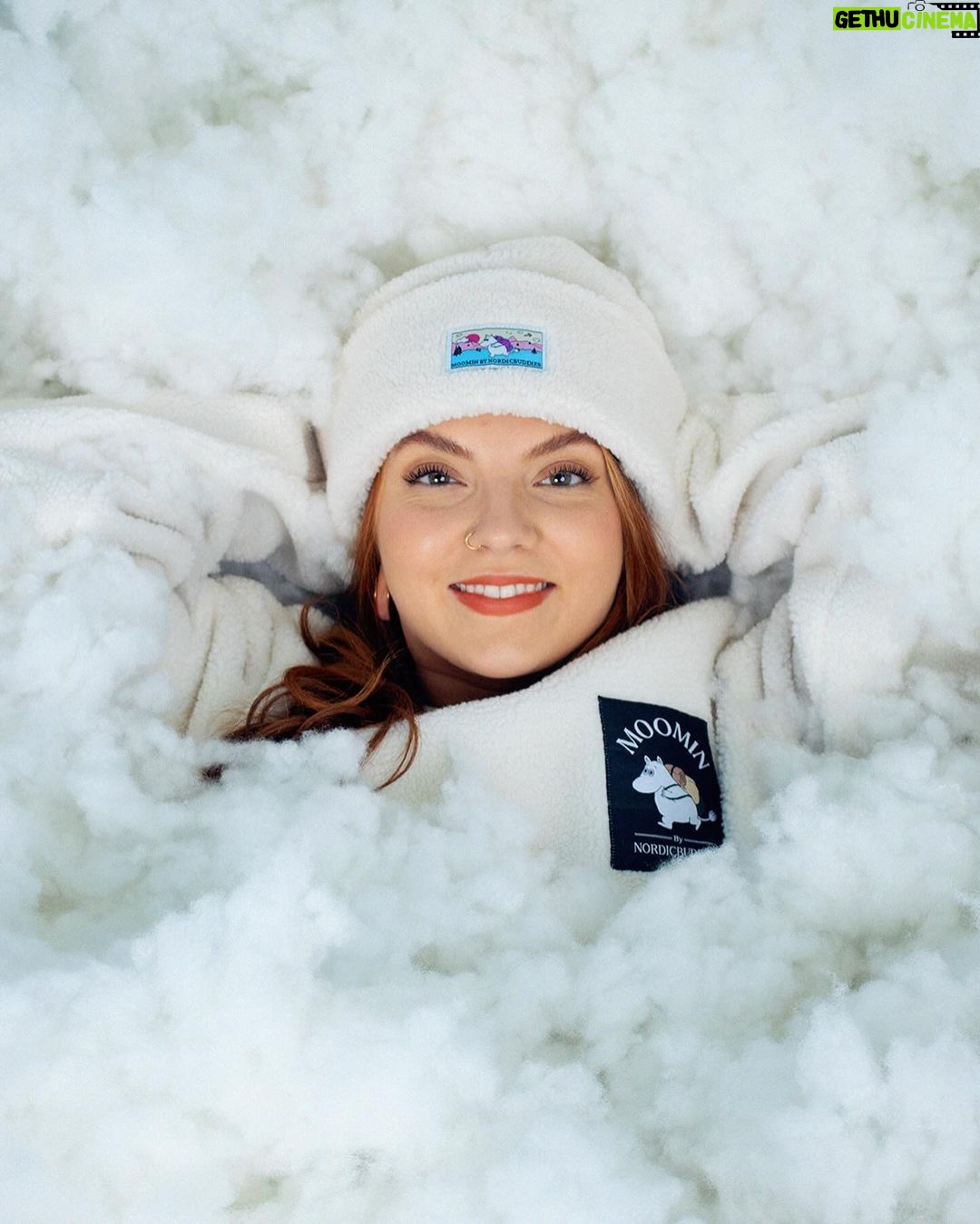 Veronica Verho Instagram - Mainos ja ALEKOODI @nordicbuddies ❤️ Pörröä, pehmoa ja lämpöä. 🥹 Sitä muumit tarjoilee tänä talvena ja hei ihan oikeasti katsokaa nyt näitä! On fleeceä, vanttuita, pipoja, hattuja you name it! Puhumattakaan kaikista hahmoista, jotka ratsastavat näissä pörröisissä kuteissa. Mulla on teille tarjolla alekoodi NIPSU20 jolla saat -20% kaikista Nordic buddiesin tuotteista 24.12. saakka. 🥹
