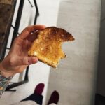 Veronica Verho Instagram - Hyvä meininki täällä! Meille kävi nimittäin näin: viikonloppuna makasin sohvalla ja huomasin yhtäkkiä verta sohvassa ja matoissa. Riensin äkkiä vanhemman koiran luokse, jotenkin intuitio sanoi et hälle on jotain sattunut. Kynsi oli lähtenyt KOKONAISENA irti ja tästä syystä tietysti vuoti verta. En tiedä vieläkään miten kynsi lähti irti ja koira ei inahtanutkaan kun kynsi irtosi. Itse tietysti pelästyin eniten tilannetta. Seuraavana päivänä eläinlääkäriin, rauhoitettiin, tarkastettiin ja saatiin kipulääkettä. Tassu pitää suojata jokaiselle lenkille, joten kävin ostamassa vauvojen sukkia tähän. 😂 Nyt Matti painaa töttörö päässä seuraavat pari viikkoa. Lauantaina suunnattiin ystävän synttäreille ja tuliaisena sieltä kannoin kotiin flunssan. Oon yrittäny kaikilla mahdollisilla tavoilla väistellä pöpöjä lähiaikoina, mutta epäonnistun siinä näköjään joka ikinen vuosi. EIKÄ AUTTANU VAIKKA JOKA PÄIVÄ SÖIN SINKKIÄ. 😂 Tuli silti perkule. Nyt me ollaan kaikki flunssassa ja yhden päässä töttörö. Yksi hyppii pitkin seiniä (ei Juhani) ja oon yrittäny keksiä kaikki maailman keinot purkaa sitä. Leikkinyt oman jaksamisen mukaan, piilottanut nameja, pakastanut ruokia, antanut paljon luita. 😂 Toiselle sitonu vauvan sukkia ja muovipusseja tassuun maalarinteipillä. Sairastelun iloina on toiminu uus Super Mario Wonder SAIRAAN HYVÄ PELI!!!!!!!!! Ja paahtoleipä pelkällä voilla. Best.