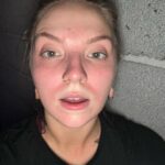 Veronica Verho Instagram - Hei joskus oli joku no filter -haaste niin tässä sille vaikka vähän jatkoa. Tässä mun kirkkaan punainen naama jokaisen treenin jälkeen. Oon jakanut näitä välillä stoorien puolella ja musta on ihanaa kun olette laittaneet niistä positiivista palautetta. Mä näytän siis aina tältä kovan treenin jälkeen. 😂 Musta on ihan normaalia näyttää treenin jälkeen aivan räjähtäneeltä. Jos on ollut vähän rauhallisempi setti niin välttämättä naaman väri ei lähentele paloautoa näin räikeästi mut silti. Oon ymmärtänyt, että useampaa teistä on saattanut hävettää kasvojen punaisuus, hikisyys, läikikkyys salin jälkeen mut mä saan ainakin itse tosi hyvää fiilistä siitä. Tuli tehtyä ja se näkyy! ❤️ Ps. Jos jollain on faktatietoa siitä miksi mun suun ympärille tulee aina salin jälkeen tuo valkoinen kolmio niin otan tietoa vastaan. Jos oon ymmärtänyt oikein niin se liittyy jotenkin hapenottokykyyn? 🫣