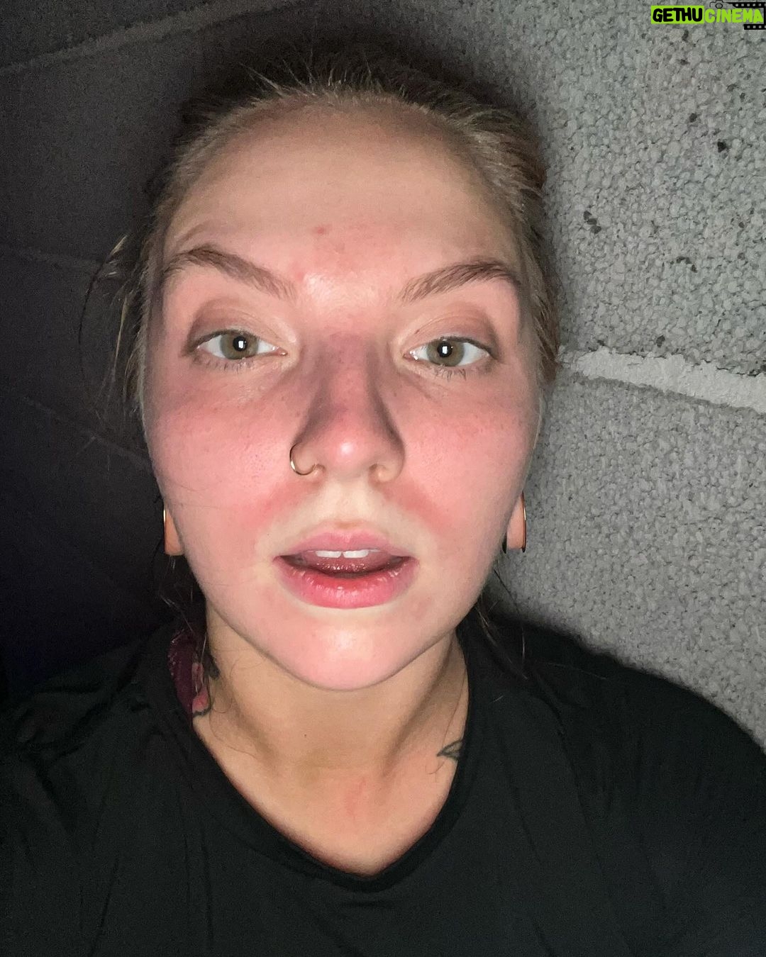 Veronica Verho Instagram - Hei joskus oli joku no filter -haaste niin tässä sille vaikka vähän jatkoa. Tässä mun kirkkaan punainen naama jokaisen treenin jälkeen. Oon jakanut näitä välillä stoorien puolella ja musta on ihanaa kun olette laittaneet niistä positiivista palautetta. Mä näytän siis aina tältä kovan treenin jälkeen. 😂 Musta on ihan normaalia näyttää treenin jälkeen aivan räjähtäneeltä. Jos on ollut vähän rauhallisempi setti niin välttämättä naaman väri ei lähentele paloautoa näin räikeästi mut silti. Oon ymmärtänyt, että useampaa teistä on saattanut hävettää kasvojen punaisuus, hikisyys, läikikkyys salin jälkeen mut mä saan ainakin itse tosi hyvää fiilistä siitä. Tuli tehtyä ja se näkyy! ❤️ Ps. Jos jollain on faktatietoa siitä miksi mun suun ympärille tulee aina salin jälkeen tuo valkoinen kolmio niin otan tietoa vastaan. Jos oon ymmärtänyt oikein niin se liittyy jotenkin hapenottokykyyn? 🫣