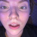 Veronica Verho Instagram - Hei joskus oli joku no filter -haaste niin tässä sille vaikka vähän jatkoa. Tässä mun kirkkaan punainen naama jokaisen treenin jälkeen. Oon jakanut näitä välillä stoorien puolella ja musta on ihanaa kun olette laittaneet niistä positiivista palautetta. Mä näytän siis aina tältä kovan treenin jälkeen. 😂 Musta on ihan normaalia näyttää treenin jälkeen aivan räjähtäneeltä. Jos on ollut vähän rauhallisempi setti niin välttämättä naaman väri ei lähentele paloautoa näin räikeästi mut silti. Oon ymmärtänyt, että useampaa teistä on saattanut hävettää kasvojen punaisuus, hikisyys, läikikkyys salin jälkeen mut mä saan ainakin itse tosi hyvää fiilistä siitä. Tuli tehtyä ja se näkyy! ❤️ Ps. Jos jollain on faktatietoa siitä miksi mun suun ympärille tulee aina salin jälkeen tuo valkoinen kolmio niin otan tietoa vastaan. Jos oon ymmärtänyt oikein niin se liittyy jotenkin hapenottokykyyn? 🫣