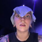 Veronica Verho Instagram - Hei joskus oli joku no filter -haaste niin tässä sille vaikka vähän jatkoa. Tässä mun kirkkaan punainen naama jokaisen treenin jälkeen. Oon jakanut näitä välillä stoorien puolella ja musta on ihanaa kun olette laittaneet niistä positiivista palautetta. Mä näytän siis aina tältä kovan treenin jälkeen. 😂 Musta on ihan normaalia näyttää treenin jälkeen aivan räjähtäneeltä. Jos on ollut vähän rauhallisempi setti niin välttämättä naaman väri ei lähentele paloautoa näin räikeästi mut silti. Oon ymmärtänyt, että useampaa teistä on saattanut hävettää kasvojen punaisuus, hikisyys, läikikkyys salin jälkeen mut mä saan ainakin itse tosi hyvää fiilistä siitä. Tuli tehtyä ja se näkyy! ❤️ Ps. Jos jollain on faktatietoa siitä miksi mun suun ympärille tulee aina salin jälkeen tuo valkoinen kolmio niin otan tietoa vastaan. Jos oon ymmärtänyt oikein niin se liittyy jotenkin hapenottokykyyn? 🫣