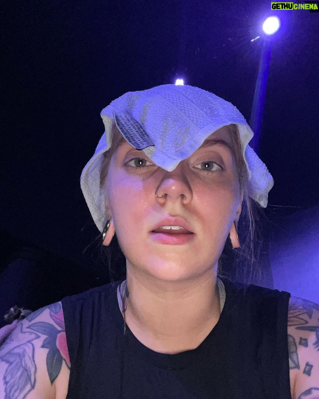 Veronica Verho Instagram - Hei joskus oli joku no filter -haaste niin tässä sille vaikka vähän jatkoa. Tässä mun kirkkaan punainen naama jokaisen treenin jälkeen. Oon jakanut näitä välillä stoorien puolella ja musta on ihanaa kun olette laittaneet niistä positiivista palautetta. Mä näytän siis aina tältä kovan treenin jälkeen. 😂 Musta on ihan normaalia näyttää treenin jälkeen aivan räjähtäneeltä. Jos on ollut vähän rauhallisempi setti niin välttämättä naaman väri ei lähentele paloautoa näin räikeästi mut silti. Oon ymmärtänyt, että useampaa teistä on saattanut hävettää kasvojen punaisuus, hikisyys, läikikkyys salin jälkeen mut mä saan ainakin itse tosi hyvää fiilistä siitä. Tuli tehtyä ja se näkyy! ❤️ Ps. Jos jollain on faktatietoa siitä miksi mun suun ympärille tulee aina salin jälkeen tuo valkoinen kolmio niin otan tietoa vastaan. Jos oon ymmärtänyt oikein niin se liittyy jotenkin hapenottokykyyn? 🫣