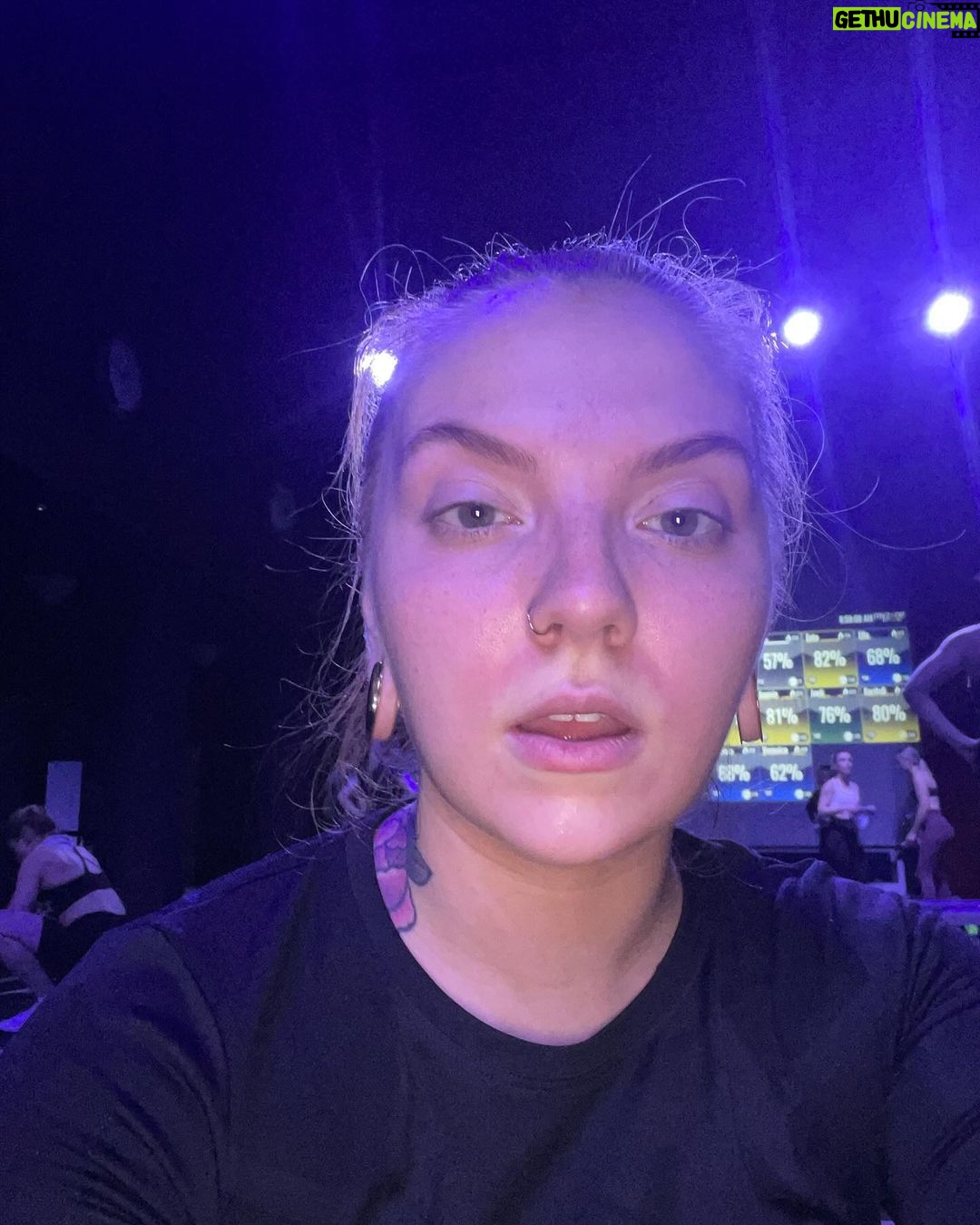 Veronica Verho Instagram - Hei joskus oli joku no filter -haaste niin tässä sille vaikka vähän jatkoa. Tässä mun kirkkaan punainen naama jokaisen treenin jälkeen. Oon jakanut näitä välillä stoorien puolella ja musta on ihanaa kun olette laittaneet niistä positiivista palautetta. Mä näytän siis aina tältä kovan treenin jälkeen. 😂 Musta on ihan normaalia näyttää treenin jälkeen aivan räjähtäneeltä. Jos on ollut vähän rauhallisempi setti niin välttämättä naaman väri ei lähentele paloautoa näin räikeästi mut silti. Oon ymmärtänyt, että useampaa teistä on saattanut hävettää kasvojen punaisuus, hikisyys, läikikkyys salin jälkeen mut mä saan ainakin itse tosi hyvää fiilistä siitä. Tuli tehtyä ja se näkyy! ❤️ Ps. Jos jollain on faktatietoa siitä miksi mun suun ympärille tulee aina salin jälkeen tuo valkoinen kolmio niin otan tietoa vastaan. Jos oon ymmärtänyt oikein niin se liittyy jotenkin hapenottokykyyn? 🫣
