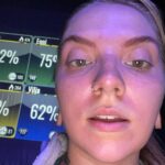 Veronica Verho Instagram - Hei joskus oli joku no filter -haaste niin tässä sille vaikka vähän jatkoa. Tässä mun kirkkaan punainen naama jokaisen treenin jälkeen. Oon jakanut näitä välillä stoorien puolella ja musta on ihanaa kun olette laittaneet niistä positiivista palautetta. Mä näytän siis aina tältä kovan treenin jälkeen. 😂 Musta on ihan normaalia näyttää treenin jälkeen aivan räjähtäneeltä. Jos on ollut vähän rauhallisempi setti niin välttämättä naaman väri ei lähentele paloautoa näin räikeästi mut silti. Oon ymmärtänyt, että useampaa teistä on saattanut hävettää kasvojen punaisuus, hikisyys, läikikkyys salin jälkeen mut mä saan ainakin itse tosi hyvää fiilistä siitä. Tuli tehtyä ja se näkyy! ❤️ Ps. Jos jollain on faktatietoa siitä miksi mun suun ympärille tulee aina salin jälkeen tuo valkoinen kolmio niin otan tietoa vastaan. Jos oon ymmärtänyt oikein niin se liittyy jotenkin hapenottokykyyn? 🫣
