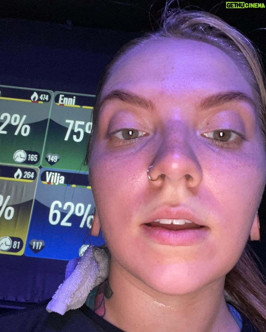 Veronica Verho Instagram - Hei joskus oli joku no filter -haaste niin tässä sille vaikka vähän jatkoa. Tässä mun kirkkaan punainen naama jokaisen treenin jälkeen. Oon jakanut näitä välillä stoorien puolella ja musta on ihanaa kun olette laittaneet niistä positiivista palautetta. Mä näytän siis aina tältä kovan treenin jälkeen. 😂 Musta on ihan normaalia näyttää treenin jälkeen aivan räjähtäneeltä. Jos on ollut vähän rauhallisempi setti niin välttämättä naaman väri ei lähentele paloautoa näin räikeästi mut silti. Oon ymmärtänyt, että useampaa teistä on saattanut hävettää kasvojen punaisuus, hikisyys, läikikkyys salin jälkeen mut mä saan ainakin itse tosi hyvää fiilistä siitä. Tuli tehtyä ja se näkyy! ❤️ Ps. Jos jollain on faktatietoa siitä miksi mun suun ympärille tulee aina salin jälkeen tuo valkoinen kolmio niin otan tietoa vastaan. Jos oon ymmärtänyt oikein niin se liittyy jotenkin hapenottokykyyn? 🫣