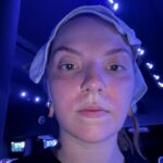 Veronica Verho Instagram - Hei joskus oli joku no filter -haaste niin tässä sille vaikka vähän jatkoa. Tässä mun kirkkaan punainen naama jokaisen treenin jälkeen. Oon jakanut näitä välillä stoorien puolella ja musta on ihanaa kun olette laittaneet niistä positiivista palautetta. Mä näytän siis aina tältä kovan treenin jälkeen. 😂 Musta on ihan normaalia näyttää treenin jälkeen aivan räjähtäneeltä. Jos on ollut vähän rauhallisempi setti niin välttämättä naaman väri ei lähentele paloautoa näin räikeästi mut silti. Oon ymmärtänyt, että useampaa teistä on saattanut hävettää kasvojen punaisuus, hikisyys, läikikkyys salin jälkeen mut mä saan ainakin itse tosi hyvää fiilistä siitä. Tuli tehtyä ja se näkyy! ❤️ Ps. Jos jollain on faktatietoa siitä miksi mun suun ympärille tulee aina salin jälkeen tuo valkoinen kolmio niin otan tietoa vastaan. Jos oon ymmärtänyt oikein niin se liittyy jotenkin hapenottokykyyn? 🫣