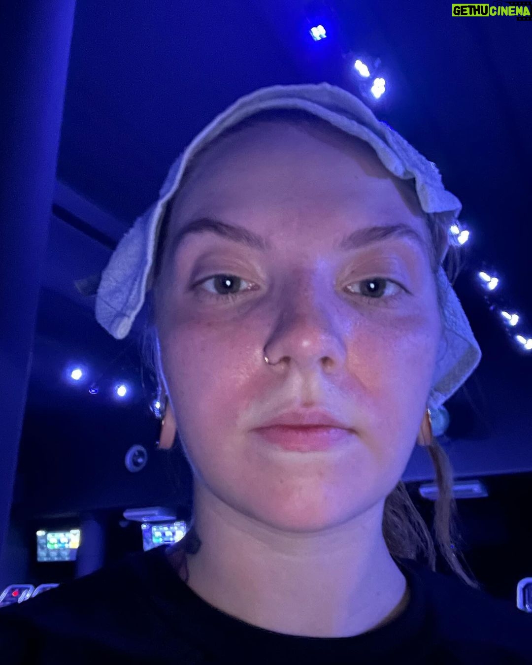 Veronica Verho Instagram - Hei joskus oli joku no filter -haaste niin tässä sille vaikka vähän jatkoa. Tässä mun kirkkaan punainen naama jokaisen treenin jälkeen. Oon jakanut näitä välillä stoorien puolella ja musta on ihanaa kun olette laittaneet niistä positiivista palautetta. Mä näytän siis aina tältä kovan treenin jälkeen. 😂 Musta on ihan normaalia näyttää treenin jälkeen aivan räjähtäneeltä. Jos on ollut vähän rauhallisempi setti niin välttämättä naaman väri ei lähentele paloautoa näin räikeästi mut silti. Oon ymmärtänyt, että useampaa teistä on saattanut hävettää kasvojen punaisuus, hikisyys, läikikkyys salin jälkeen mut mä saan ainakin itse tosi hyvää fiilistä siitä. Tuli tehtyä ja se näkyy! ❤️ Ps. Jos jollain on faktatietoa siitä miksi mun suun ympärille tulee aina salin jälkeen tuo valkoinen kolmio niin otan tietoa vastaan. Jos oon ymmärtänyt oikein niin se liittyy jotenkin hapenottokykyyn? 🫣