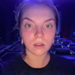 Veronica Verho Instagram - Hei joskus oli joku no filter -haaste niin tässä sille vaikka vähän jatkoa. Tässä mun kirkkaan punainen naama jokaisen treenin jälkeen. Oon jakanut näitä välillä stoorien puolella ja musta on ihanaa kun olette laittaneet niistä positiivista palautetta. Mä näytän siis aina tältä kovan treenin jälkeen. 😂 Musta on ihan normaalia näyttää treenin jälkeen aivan räjähtäneeltä. Jos on ollut vähän rauhallisempi setti niin välttämättä naaman väri ei lähentele paloautoa näin räikeästi mut silti. Oon ymmärtänyt, että useampaa teistä on saattanut hävettää kasvojen punaisuus, hikisyys, läikikkyys salin jälkeen mut mä saan ainakin itse tosi hyvää fiilistä siitä. Tuli tehtyä ja se näkyy! ❤️ Ps. Jos jollain on faktatietoa siitä miksi mun suun ympärille tulee aina salin jälkeen tuo valkoinen kolmio niin otan tietoa vastaan. Jos oon ymmärtänyt oikein niin se liittyy jotenkin hapenottokykyyn? 🫣