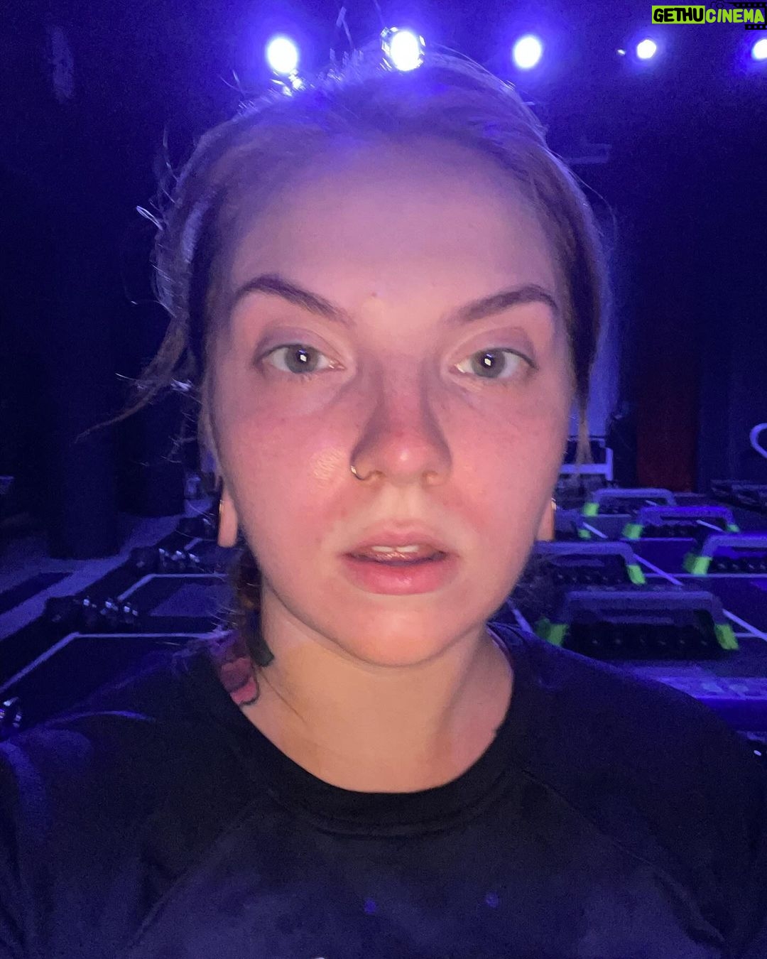 Veronica Verho Instagram - Hei joskus oli joku no filter -haaste niin tässä sille vaikka vähän jatkoa. Tässä mun kirkkaan punainen naama jokaisen treenin jälkeen. Oon jakanut näitä välillä stoorien puolella ja musta on ihanaa kun olette laittaneet niistä positiivista palautetta. Mä näytän siis aina tältä kovan treenin jälkeen. 😂 Musta on ihan normaalia näyttää treenin jälkeen aivan räjähtäneeltä. Jos on ollut vähän rauhallisempi setti niin välttämättä naaman väri ei lähentele paloautoa näin räikeästi mut silti. Oon ymmärtänyt, että useampaa teistä on saattanut hävettää kasvojen punaisuus, hikisyys, läikikkyys salin jälkeen mut mä saan ainakin itse tosi hyvää fiilistä siitä. Tuli tehtyä ja se näkyy! ❤️ Ps. Jos jollain on faktatietoa siitä miksi mun suun ympärille tulee aina salin jälkeen tuo valkoinen kolmio niin otan tietoa vastaan. Jos oon ymmärtänyt oikein niin se liittyy jotenkin hapenottokykyyn? 🫣